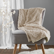 Load image into Gallery viewer, Cosy Diamond Throw - Natural
