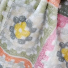 Load image into Gallery viewer, Crochet Print Throw
