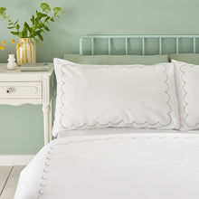Load image into Gallery viewer, Scallop Border Duvet Set - Green

