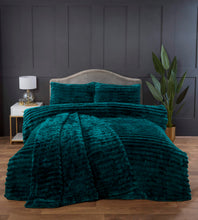 Load image into Gallery viewer, Ribbed Faux Fur Duvet Set - Green
