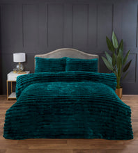 Load image into Gallery viewer, Ribbed Faux Fur Duvet Set - Green
