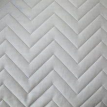 Load image into Gallery viewer, So Soft Velvet Zig Zag Pinsonic Duvet Set
