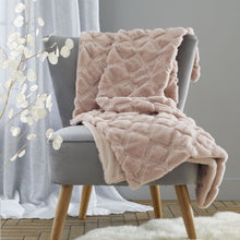 Load image into Gallery viewer, Cosy Diamond Throw - Blush
