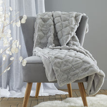 Load image into Gallery viewer, Cosy Diamond Throw - Silver
