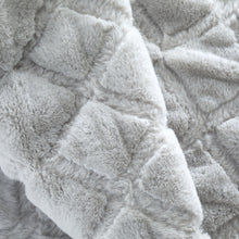 Load image into Gallery viewer, Cosy Diamond Throw - Silver
